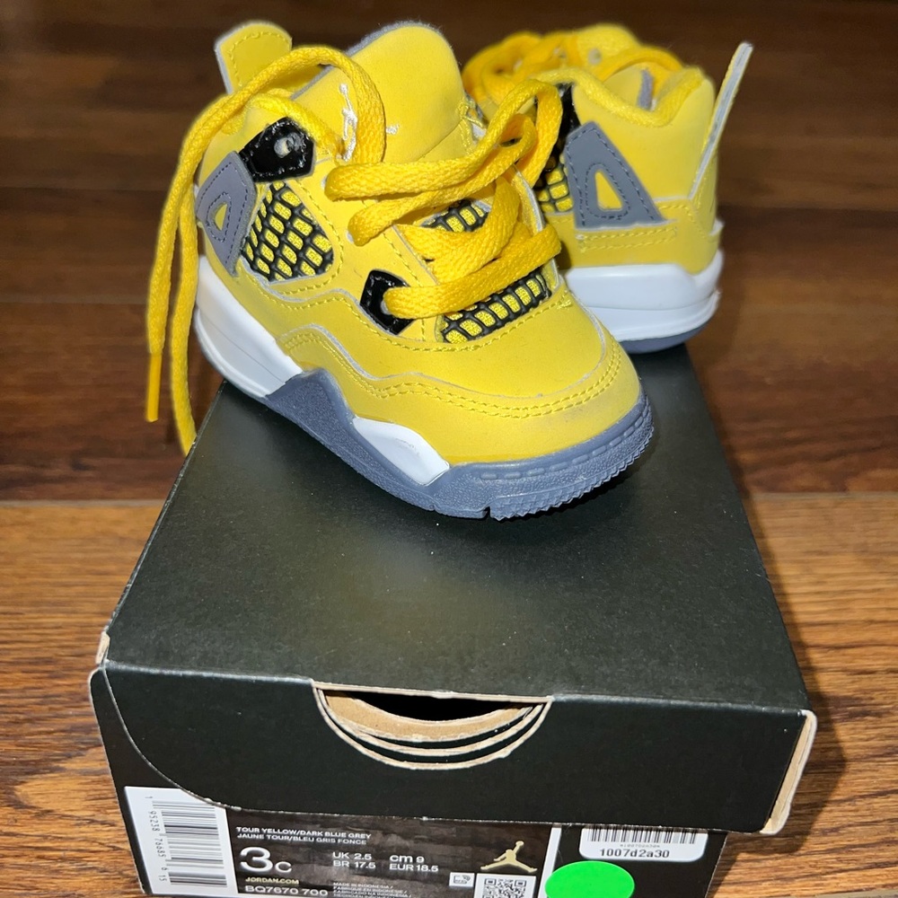 Lightning Jordan 4’s